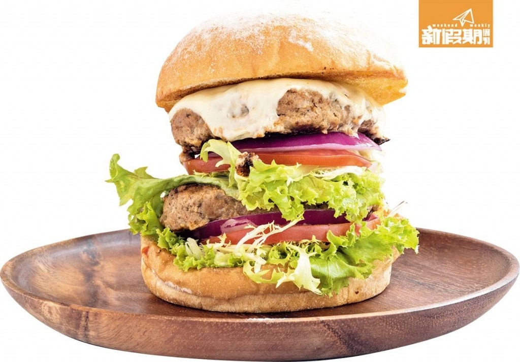 荃灣美食推介 雙層牛肉芝士漢堡。足足有15cm 高，漢堡牛肉 味濃，有嚼勁而無渣，肉 汁豐富!