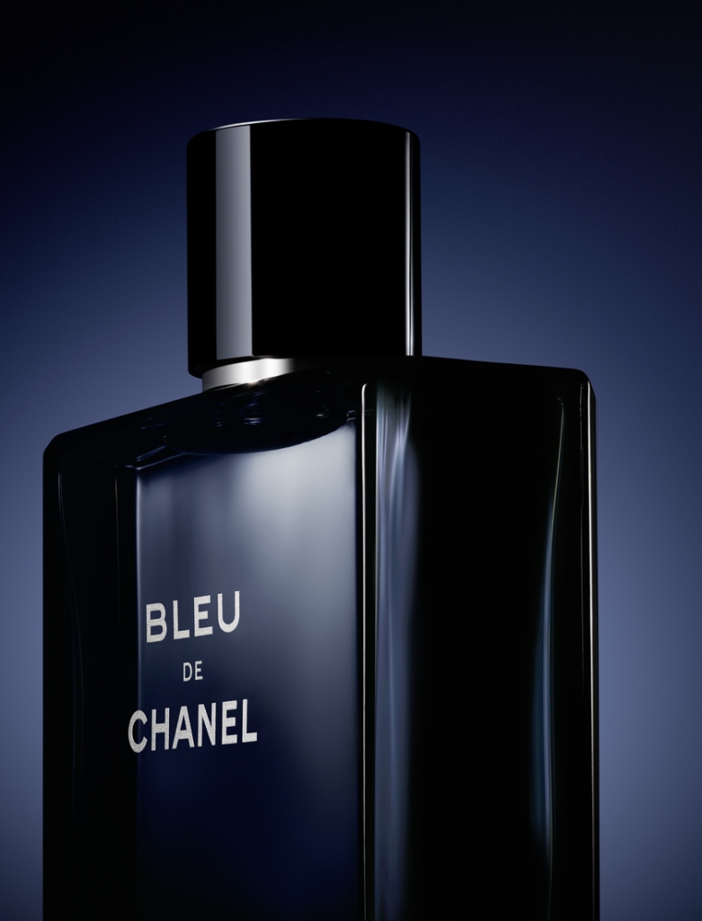 男香 BLEU DE CHANEL專有的黑調深藍，配合方形樽身，更顯神秘性感。CHANEL授權圖片
