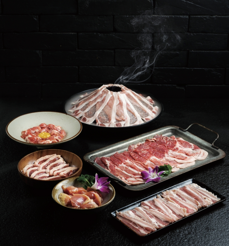 特色餐廳 泰豬鍋必食肉類推介 HK$298-318 —— 伊比利亞黑毛豬梅花肉，油花均勻，肥瘦適中，油香味十足。這種肉類質地鮮嫩，口感豐富，融合了豬肉的鮮甜和油脂的香濃，是泰豬鍋中的必嚐之選；北海道千歲米豚肉也是受到食客們一致好評的肉類選擇之一。這種豚肉肉味濃厚，口感柔軟細膩，給人一種極佳的食用體驗。
