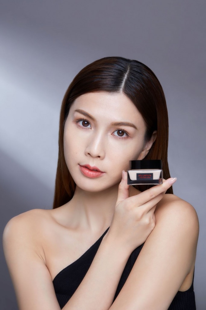 粉底 備有8種專為亞洲膚色研發^的色調，能輕易找到與膚色完美融合的色系，打造貼服自然底妝。