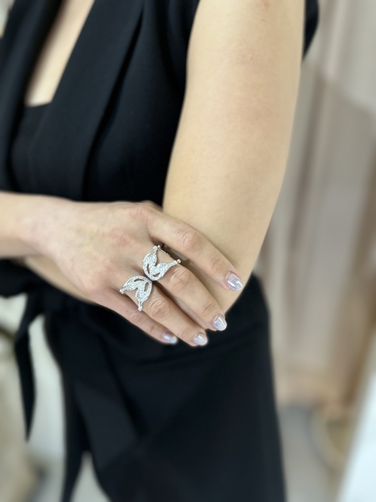 June Kimberly Lau “MORPH”鑽飾系列戒指設計以勾勒蝴蝶線條為主，雙面雙色細節呼應June的刺繡創作。