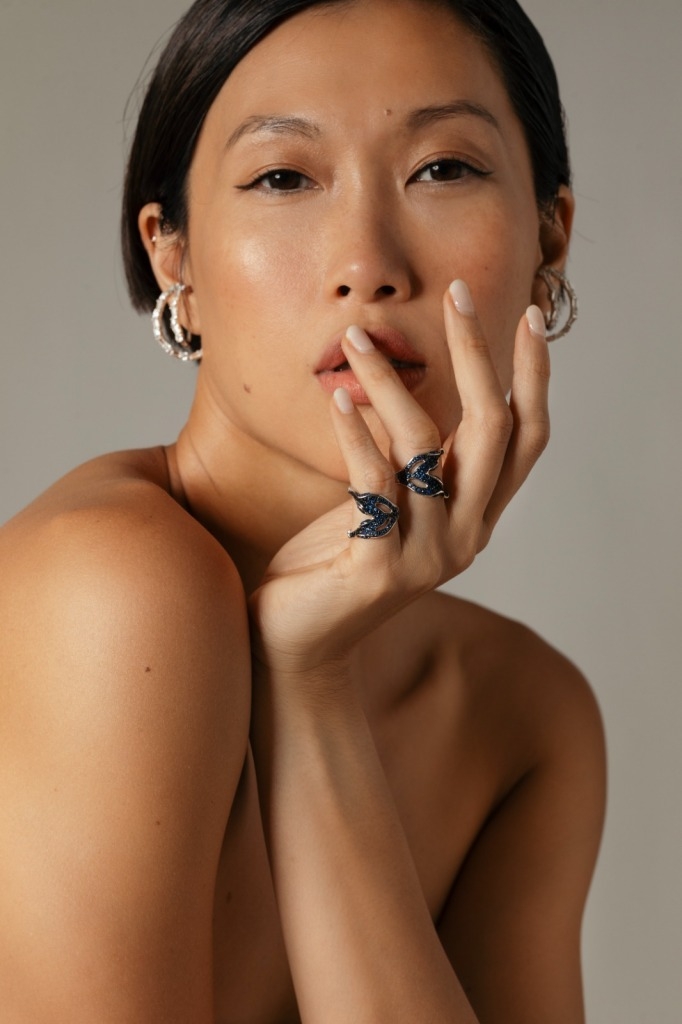 June Kimberly Lau “MORPH”鑽飾系列戒指設計以勾勒蝴蝶線條為主，雙面雙色細節呼應June的刺繡創作。