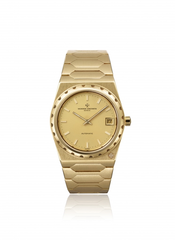vacheron constantin 222 – 型號 44018 ， 1985 年 「 2 22 」系列 於 1977 年推出， 旨在慶祝公司成立 222 週年， 在過去 40 年裡已成為江詩丹頓 最知名的 時計之一。 此系列代號為「 222 」，其特點 是採用一體式錶殼 和配套錶 鏈 ，並配有舷窗式螺絲固定錶 圈，可在惡劣環境下抵抗磨 損。此外，錶圈和錶背直接用 螺絲固定。創新的結構使整隻 手錶的防水性能達到 12 巴 120 米 ) 。 1121 超薄自動上鏈機芯，厚度 僅 3.05 毫米，讓腕錶保持優雅 的外觀。 222 系列由年輕設計師 Jorge Hysek 而非 Charles Gérald Genta ) 設計。兩位都是 1970 年代才華橫溢的設計師，經常 被混淆。 機芯 ： 型號 12”5 - 1121 ， 自動上 鏈，超扁平，可瞬時更改日 期 ，日內瓦印記