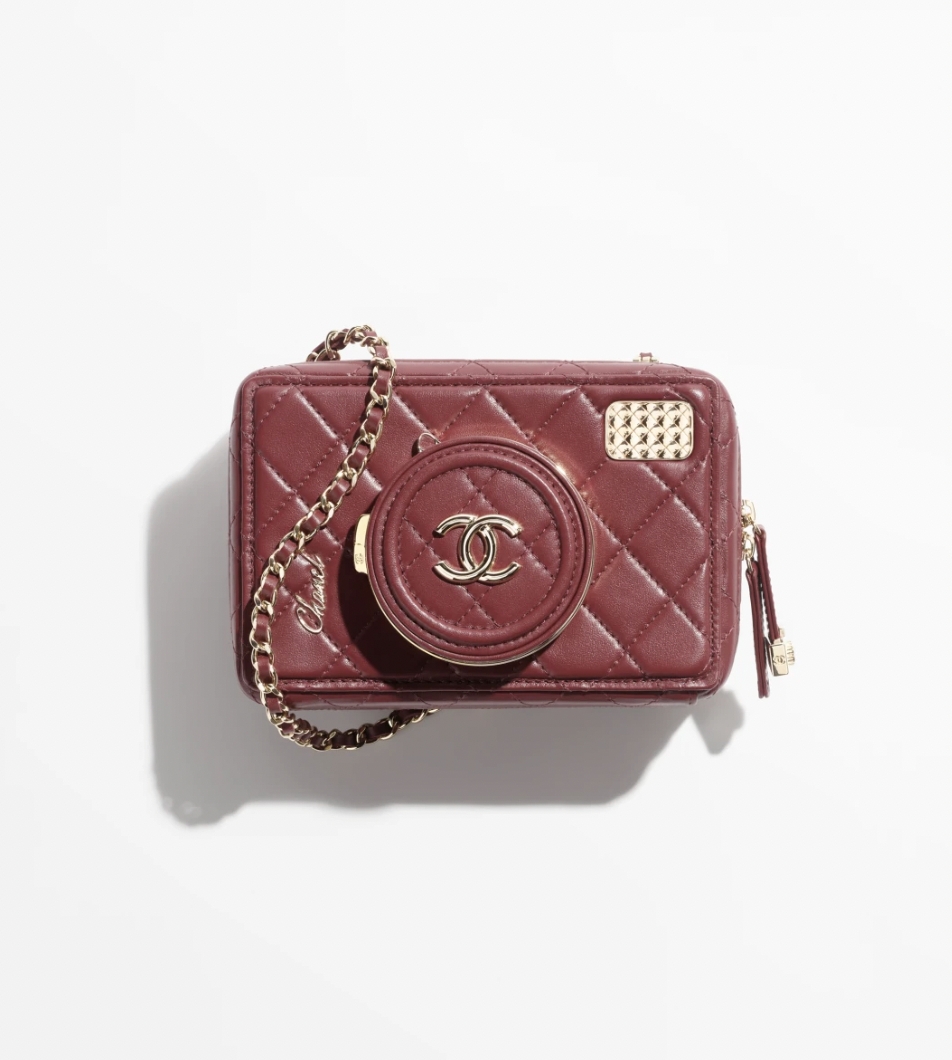 Chanel新手袋2024推薦：絕美相機袋、保齡球袋！珠片珍珠成今季熱潮