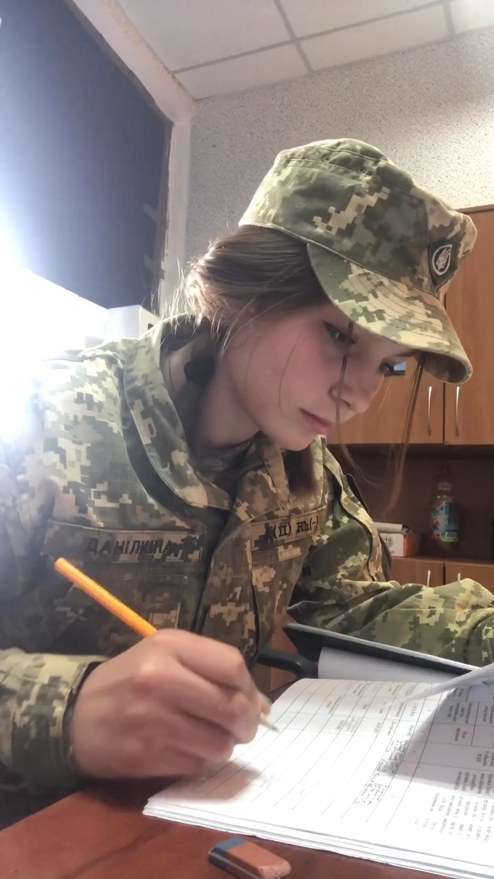 烏克蘭最美女兵Rusya Danilkina：為國上前線遭炸斷腿 樂觀分享復健過程