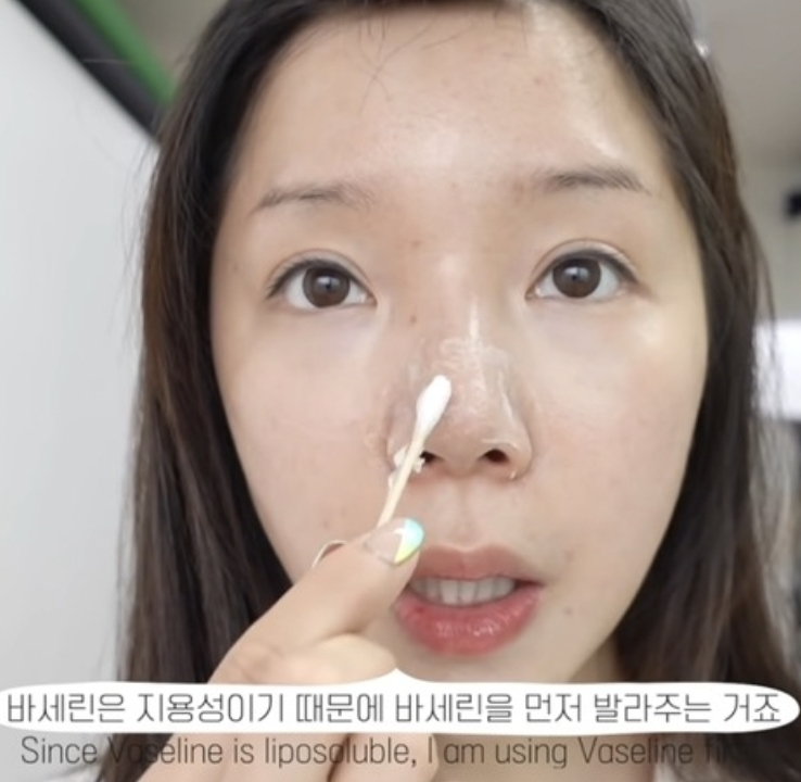 去黑頭 (圖片來源:YouTube@PURE.D퓨어디)