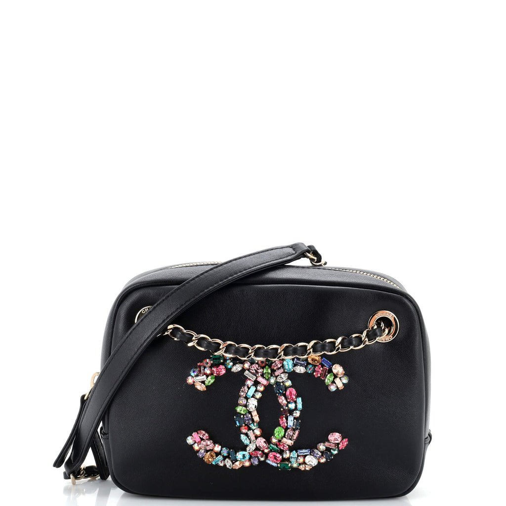 保值名牌手袋 goyard Chanel Giant Crystal CC Camera Bag(圖片來源:品牌官網)