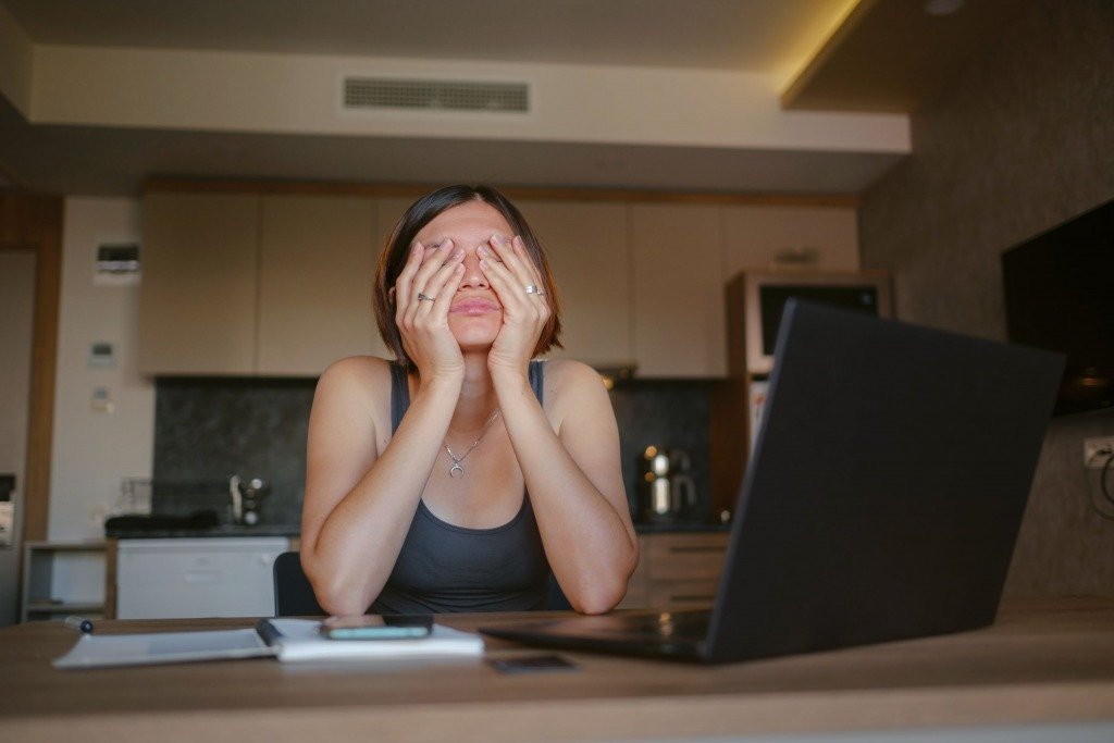 汗皰疹 上班族工作壓力大也會引致汗皰疹。(圖片來源:Canva)