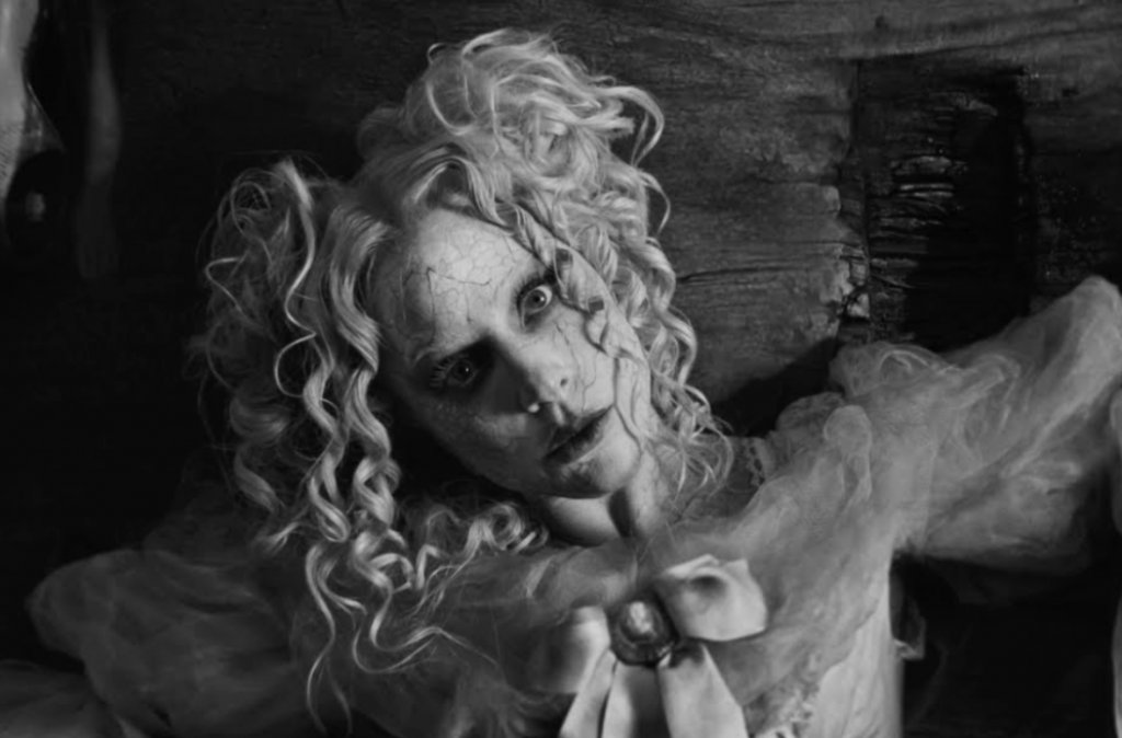 Wednesday Lady Gaga在〈The Dead Dance〉MV造型。(圖片來源:YouTube@ladygaga)