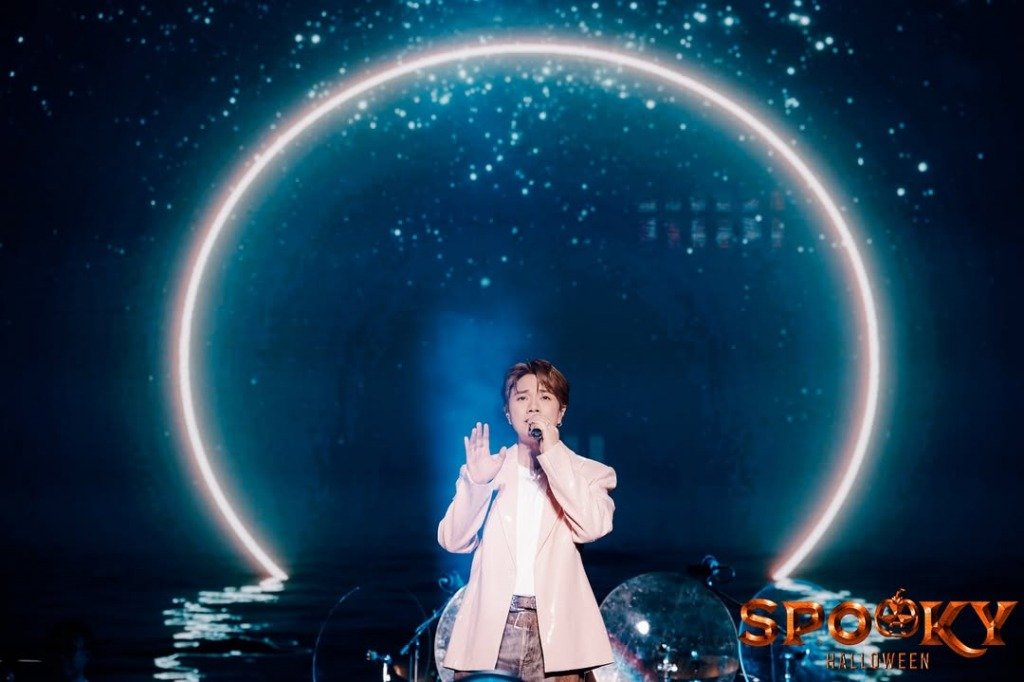 萬聖節活動 Spooky活動首日,壓軸表演由張敬軒擔任,他為觀眾演唱了《羅賓》、《笑忘書》、《春秋》,以及特別編曲的《酷愛》。(圖片來源:IG@spookyhalloweenofficial)