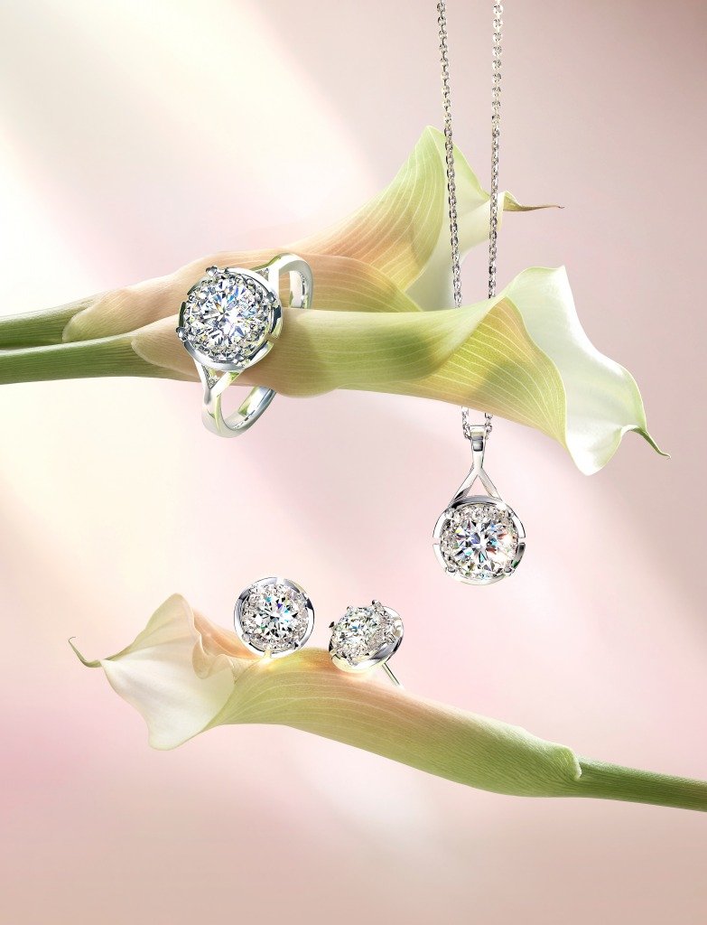 余香凝 六福珠寶「愛很美」系列 ──「閃耀之愛」鑽石首飾套裝(上:戒指、中:吊墜、下:耳環)(圖片來源:六福珠寶授權圖片)