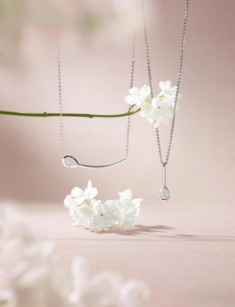 余香凝 六福珠寶「愛很美」系列 ──「心動水滴」鑽石首飾(左:項鏈、右:吊墜)(圖片來源:六福珠寶授權圖片)