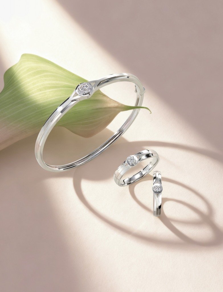 余香凝 六福珠寶「愛很美」系列 ──「心動水滴」鑽石首飾(左:手鐲、右:情侶對戒)(圖片來源:六福珠寶授權圖片)