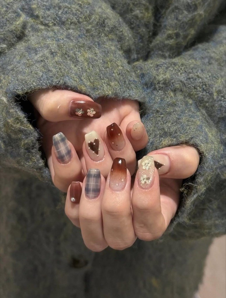 美甲款式 格紋美甲好顯白、高級、不挑手型!(圖片來源:IG@nicole.nail)