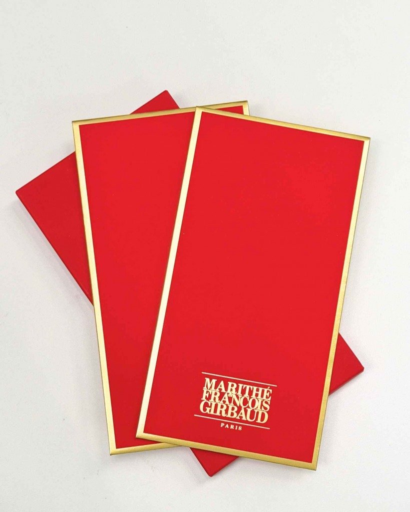 新年利是 全線門店單筆消費滿HK$1,088,即可獲贈 MFG 紅色利是封套裝乙份!(圖片來源:Marithé + François Girbaud)