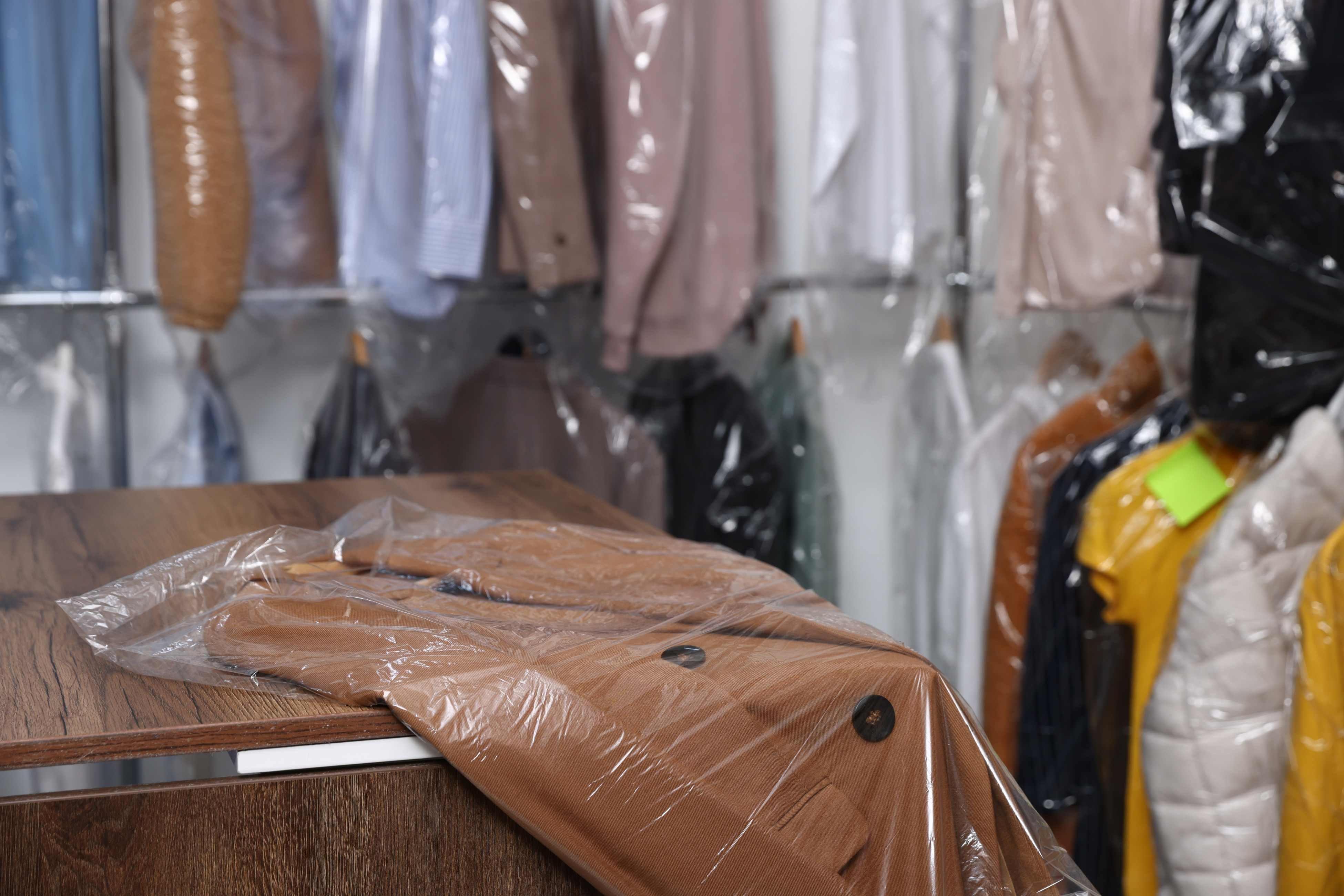 換季衣物收納 衣服套上膠袋,放入衣櫃是大忌!(圖片來源:Canva)