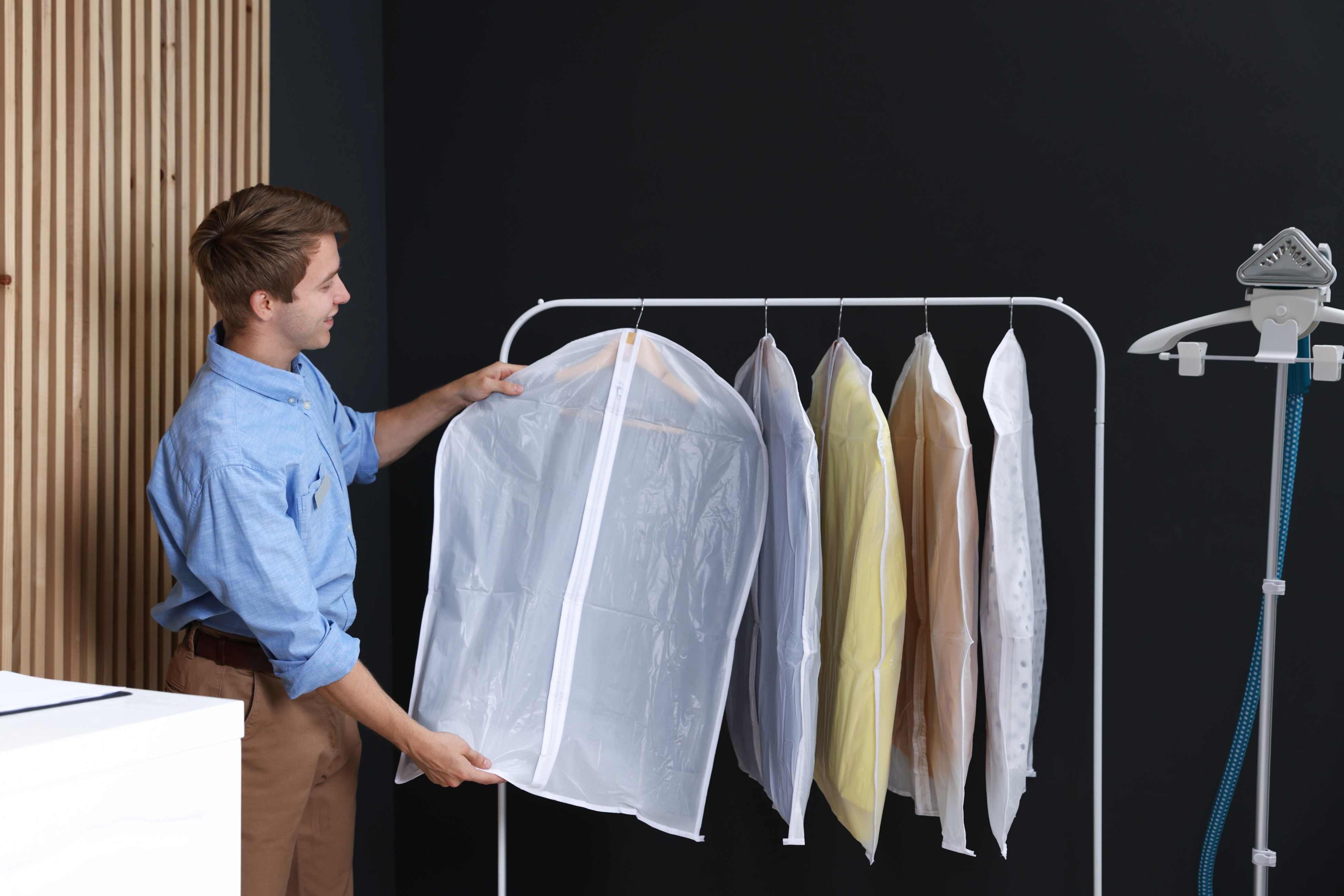 換季衣物收納 透氣防塵套,可阻止衣物滋展霉菌和泛黃。(圖片來源:Canva)