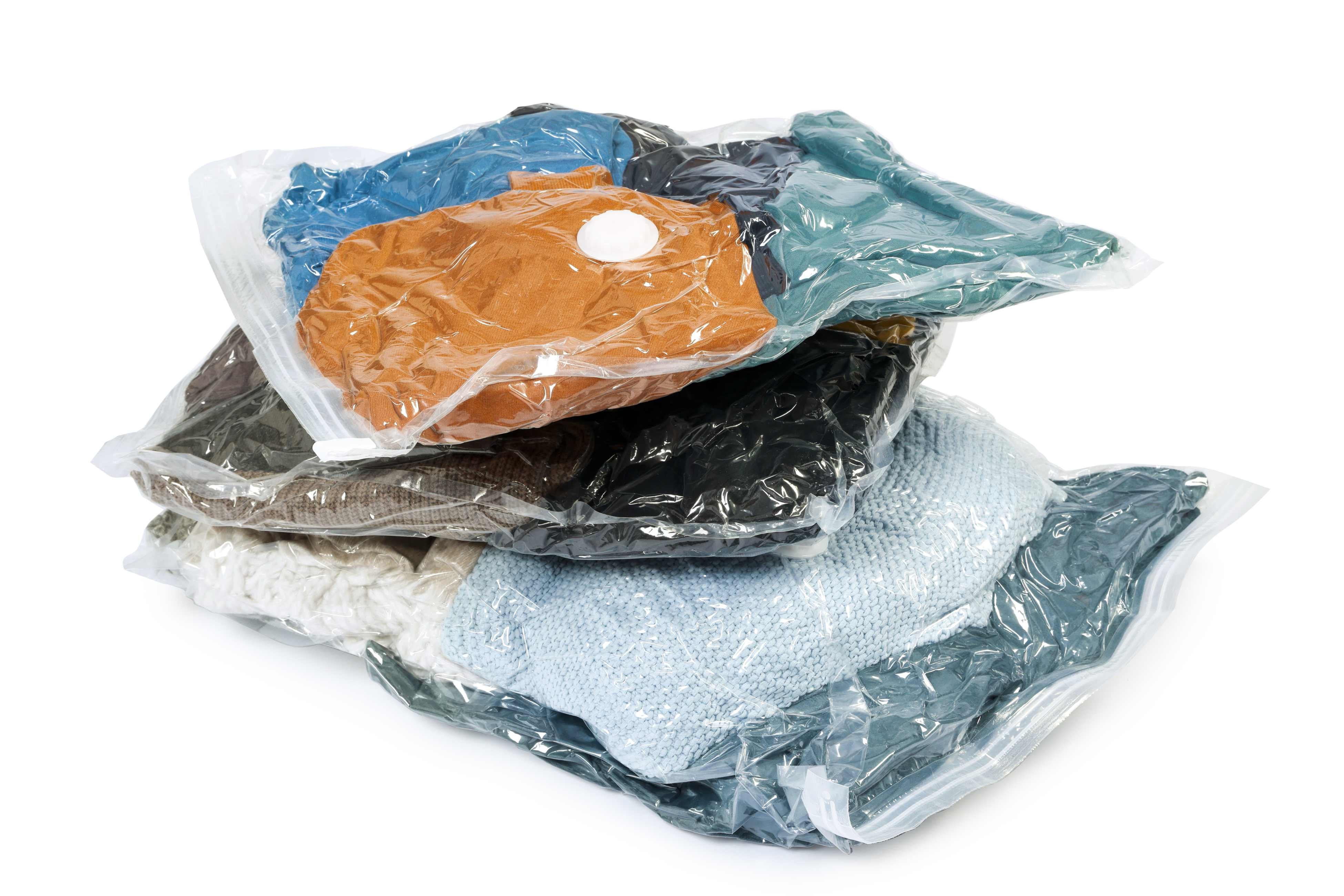 換季衣物收納 壓縮袋抽走空氣,但無法抽走衣服中的濕氣,長遠會產生異味,甚至損壞布料。(圖片來源:Canva)