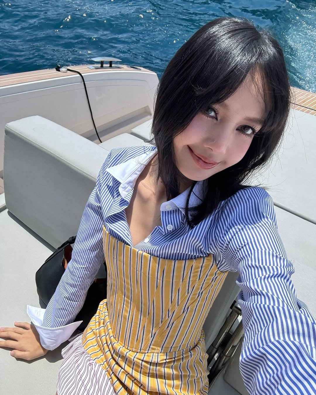 條紋襯衫 (圖片來源:IG@lalalalisa_m)