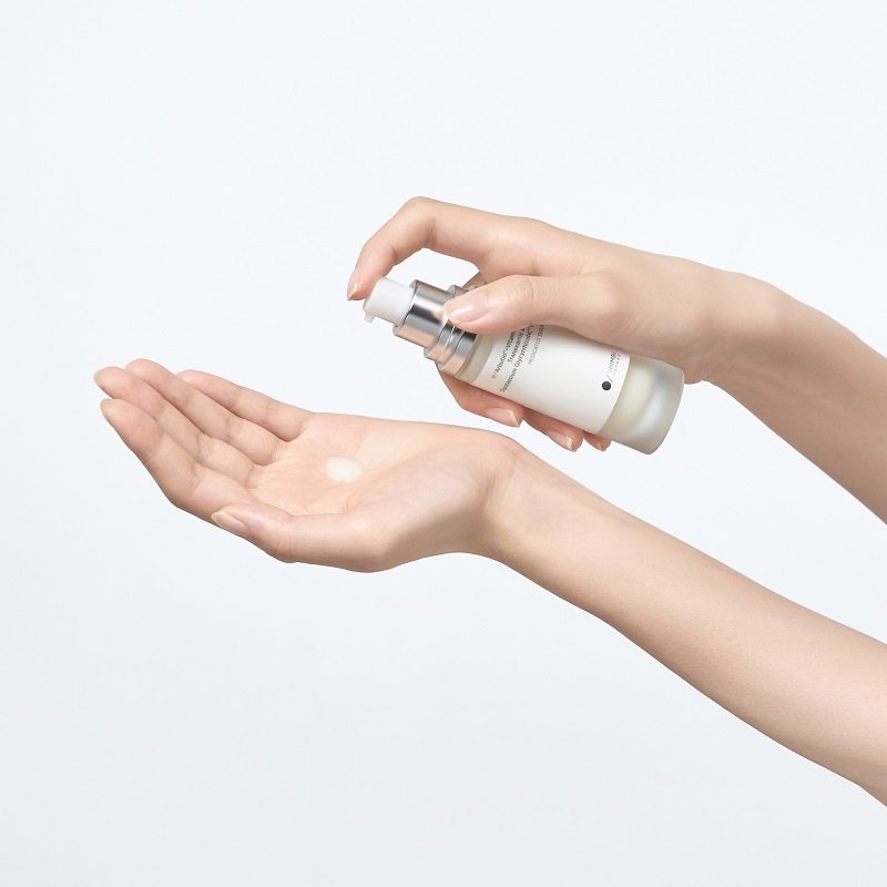 祛斑 想斷絕色斑?每天早晚以適當的份量,均勻塗抹於面部。其水盈質感易推易吸收,用後肌膚水嫩亮白感立即提升,難怪連Stephy都大推~(圖片來源:SHIMBI METHOD)