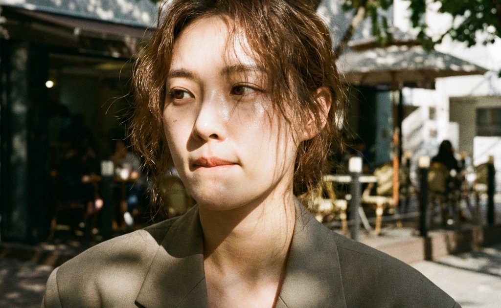 【心理分析】不自覺咬唇是求救訊號？專家揭4大真實想法