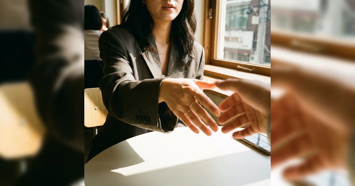 【心理分析】職場讀心術：握手力度秒懂對方是敵是友！