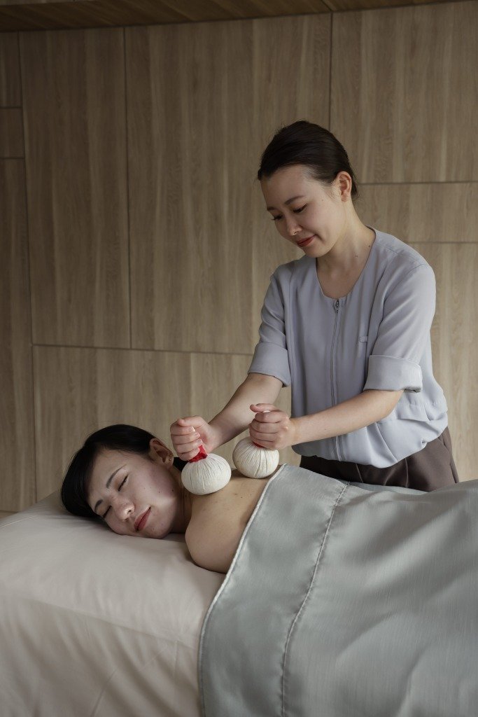 「THE SPA by HARNN」是一間屢獲殊榮、揉合日本與泰國風格的水療中心。嚴選天然植物成分,並由專業理療師提供頂級的治療與寵愛護理,致力為客人帶來獨特的放鬆與健康體驗。從精心策劃的環境氛圍到無微不至的貼心服務,這趟水療旅程中的每一個細節,都能為客人帶來獨特的健康與極緻放鬆狀態。 (圖片來源:香港海洋公園萬豪酒店)