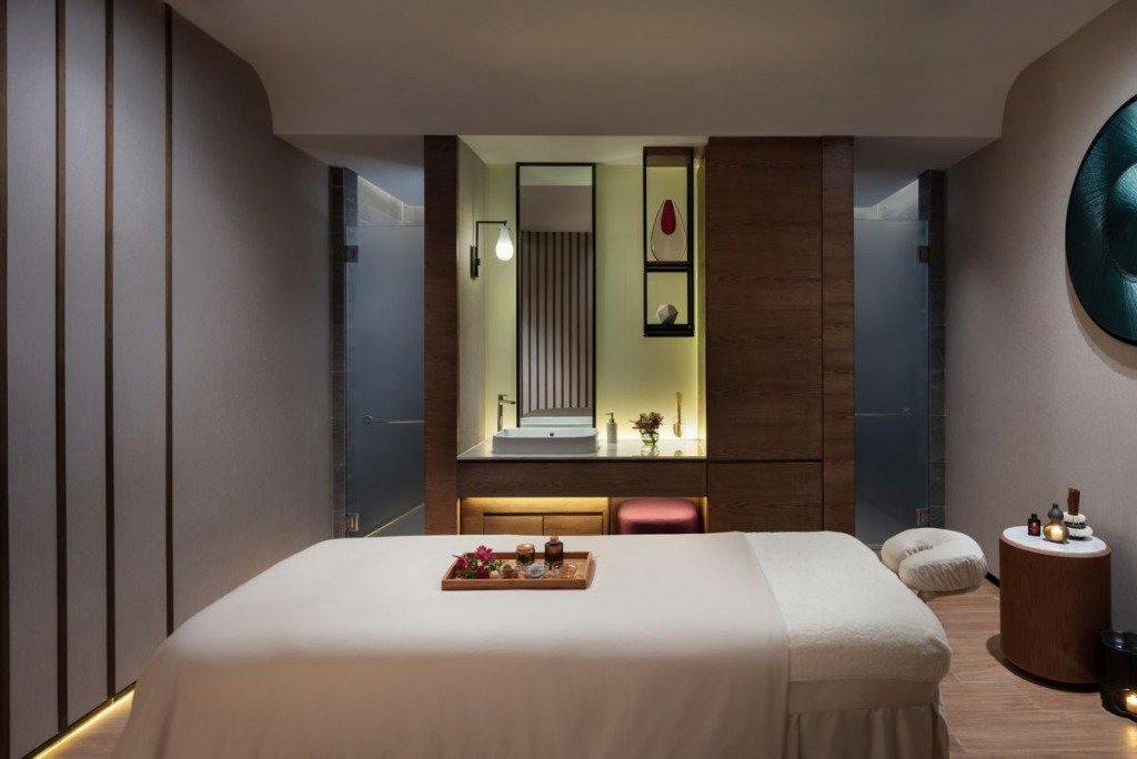 「THE SPA by HARNN」是一間屢獲殊榮、揉合日本與泰國風格的水療中心。嚴選天然植物成分,並由專業理療師提供頂級的治療與寵愛護理,致力為客人帶來獨特的放鬆與健康體驗。從精心策劃的環境氛圍到無微不至的貼心服務,這趟水療旅程中的每一個細節,都能為客人帶來獨特的健康與極緻放鬆狀態。 (圖片來源:香港海洋公園萬豪酒店)