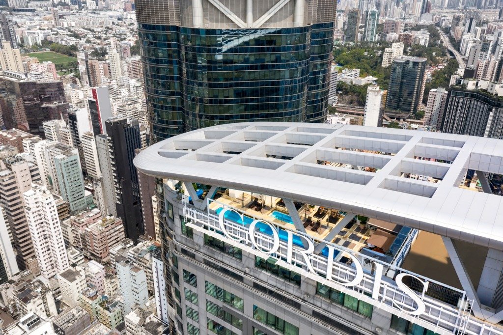 位於香港康得思酒店的「川」水療中心,憑藉別具東方色彩的雅致環境,勇奪多個業界大獎,包括《Travel + Leisure》香港十大最佳酒店水療!這裡完美融合了中國傳統醫學的五行及陰陽平衡理論,為客人量身打造專屬的針對性療程。中心更配備桑拿浴、蒸氣室、健身中心及戶外游泳池,讓您在繁忙鬧市中,尋找一處能徹底放鬆、重新喚醒身體和諧的寧靜空間。 (圖片來源:香港康得思酒店)