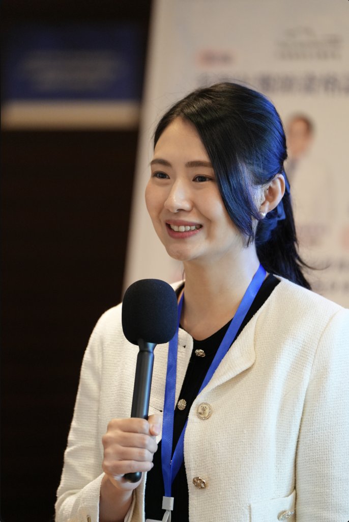 彭子芯醫師 Sofia,註冊中醫師,臨床主力診治婦科及皮膚科,掌握多種中醫美容針灸技術,亦是香港顏面針灸醫學會會長、證書課程講師。臨床以外,她創立「丞月中醫」,經營診所與學會,同時是一位在職媽媽。 會考 30 分拔尖生出身,她放棄法律、IBank 等亮眼出路,選擇以中醫為終身事業。她相信治病、養生與美容同源,希望讓更多現代女生由內到外成為更好的自己。 (圖片來源:彭子芯醫師)