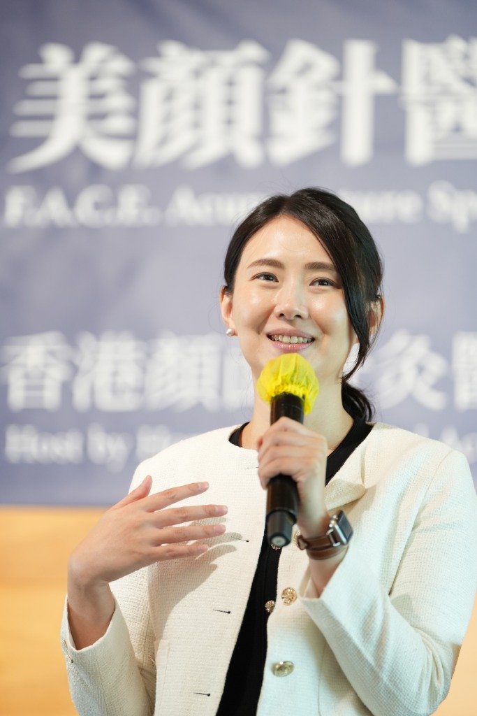 彭子芯醫師 Sofia,註冊中醫師,臨床主力診治婦科及皮膚科,掌握多種中醫美容針灸技術,亦是香港顏面針灸醫學會會長、證書課程講師。臨床以外,她創立「丞月中醫」,經營診所與學會,同時是一位在職媽媽。 會考 30 分拔尖生出身,她放棄法律、IBank 等亮眼出路,選擇以中醫為終身事業。她相信治病、養生與美容同源,希望讓更多現代女生由內到外成為更好的自己。 (圖片來源:彭子芯醫師)