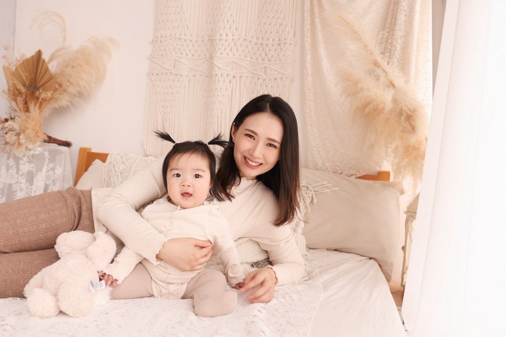 彭子芯醫師 Sofia,註冊中醫師,臨床主力診治婦科及皮膚科,掌握多種中醫美容針灸技術,亦是香港顏面針灸醫學會會長、證書課程講師。臨床以外,她創立「丞月中醫」,經營診所與學會,同時是一位在職媽媽。 會考 30 分拔尖生出身,她放棄法律、IBank 等亮眼出路,選擇以中醫為終身事業。她相信治病、養生與美容同源,希望讓更多現代女生由內到外成為更好的自己。 (圖片來源:彭子芯醫師)